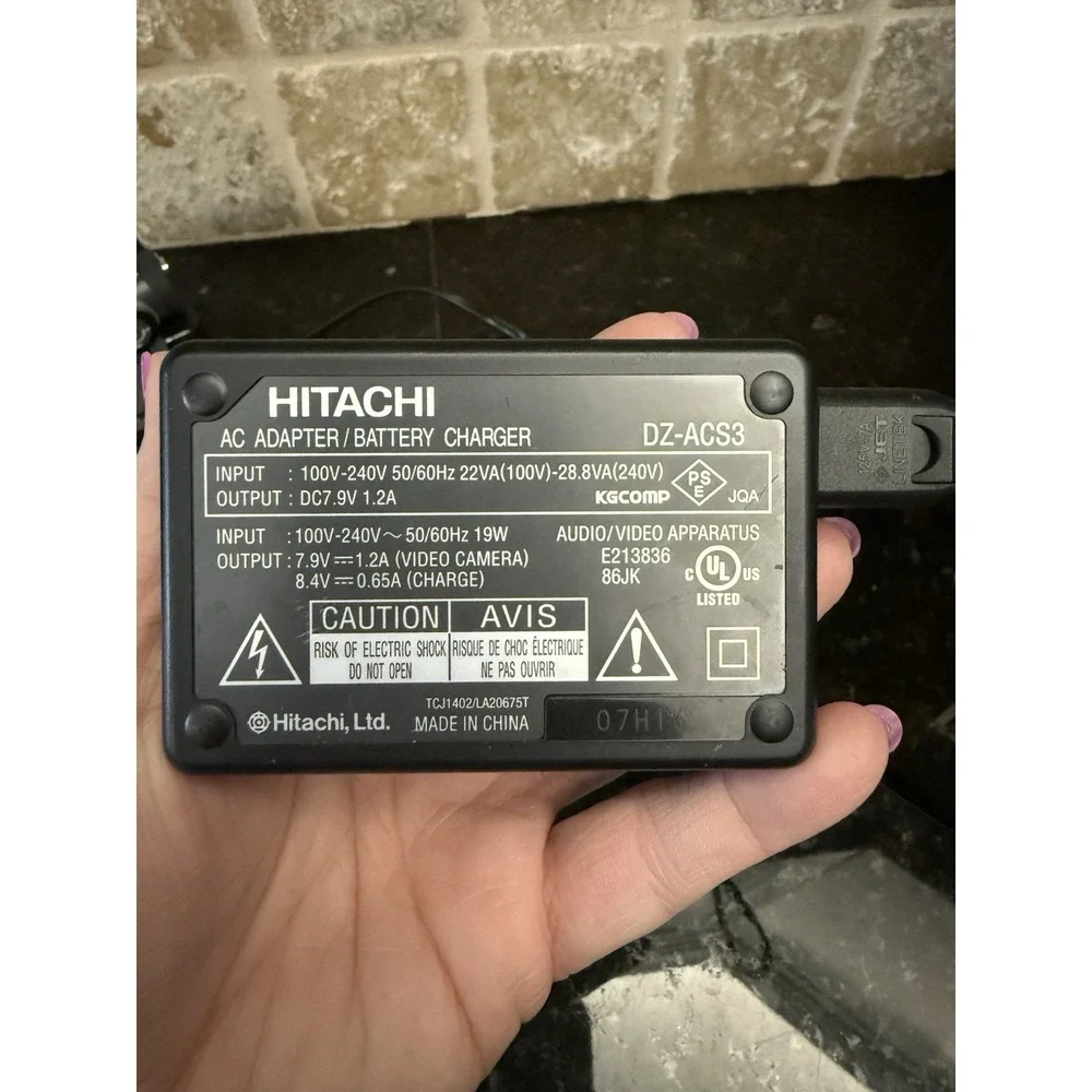Hitachi DVD Camcorder with 30x Optical Zoom, Charger, Tested Works‎